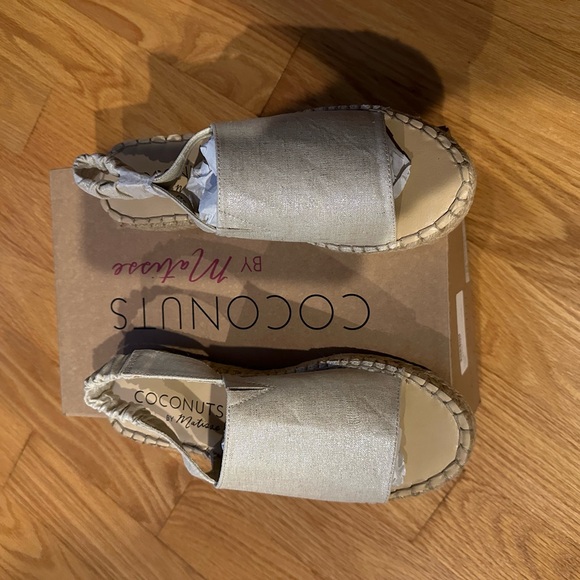 sandals size 8 - “Darling” Coconuts by Matisse NEW

Lt gold - size 8
Sling back